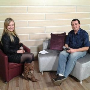 Psicoterapeuta Emilson Silva e a apresentadora Cida Medeiros no programa Na Vitrine