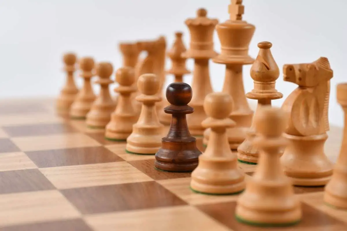 Tabuleiro de xadrez onde um dos peões brancos foi substituído por um peão preto
