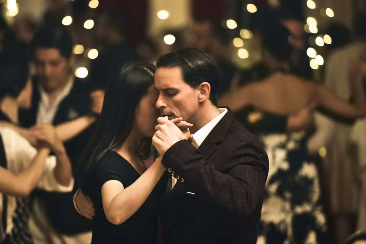 Casal dançando junto durante um baile