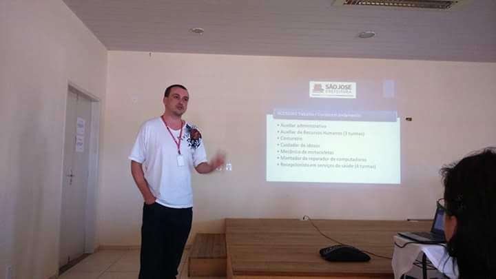 Psicólogo Emilson Silva realizando uma palestra para Assistentes sociais e Psicólogos da prefeitura municipal de São José/SC.