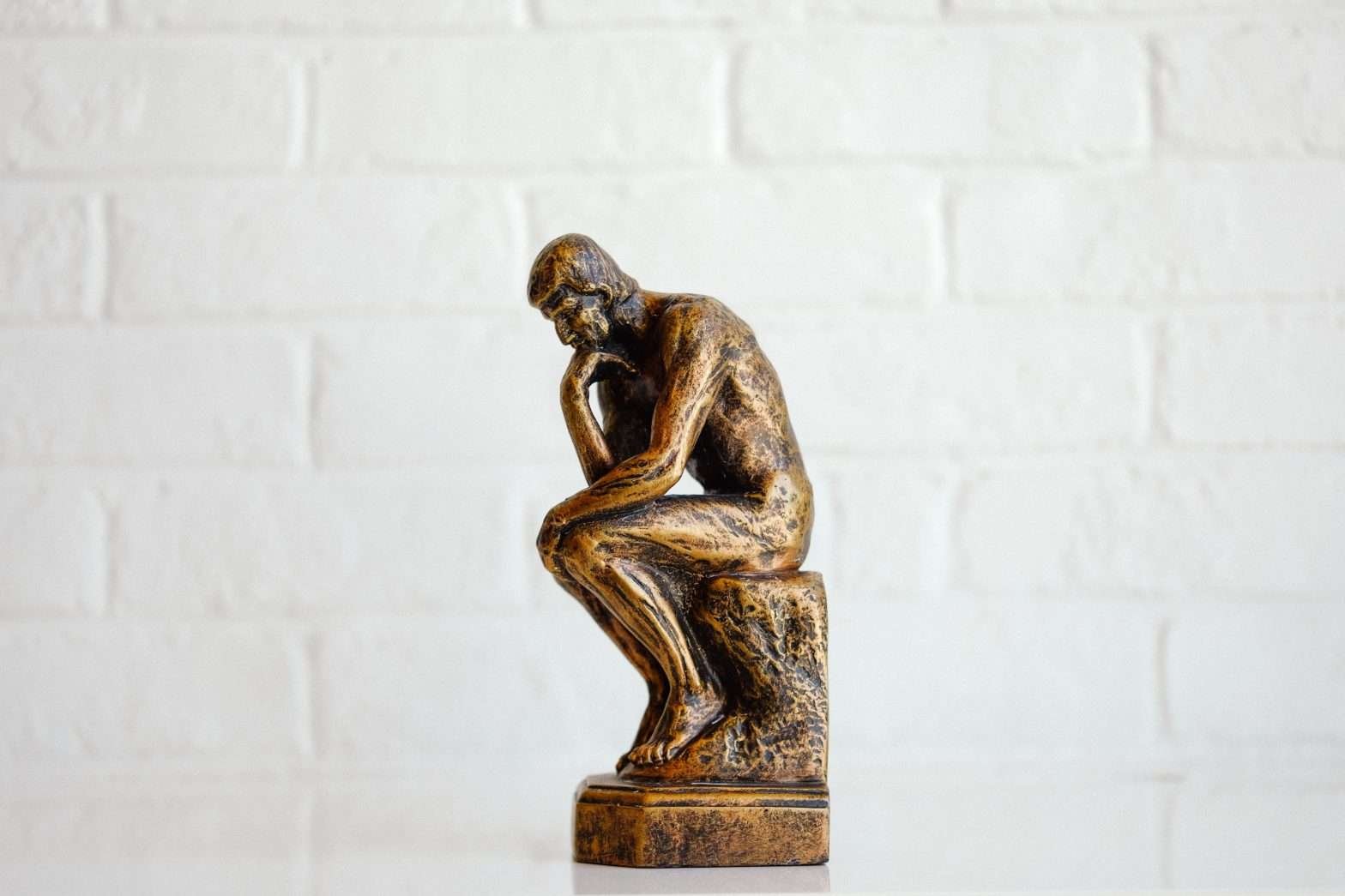 Estátua de bronze do pensador de Rodin
