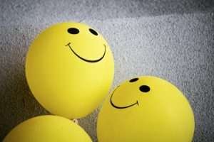 Balões amarelos iguais a um emoticon sorridente