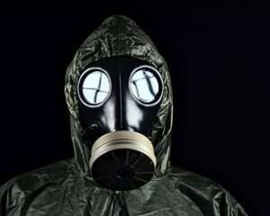 Homem com uma roupa e máscara de proteção contra gases tóxicos