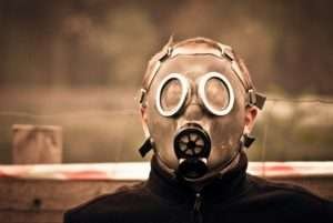Foto em sépia de um homem com uma máscara de gás