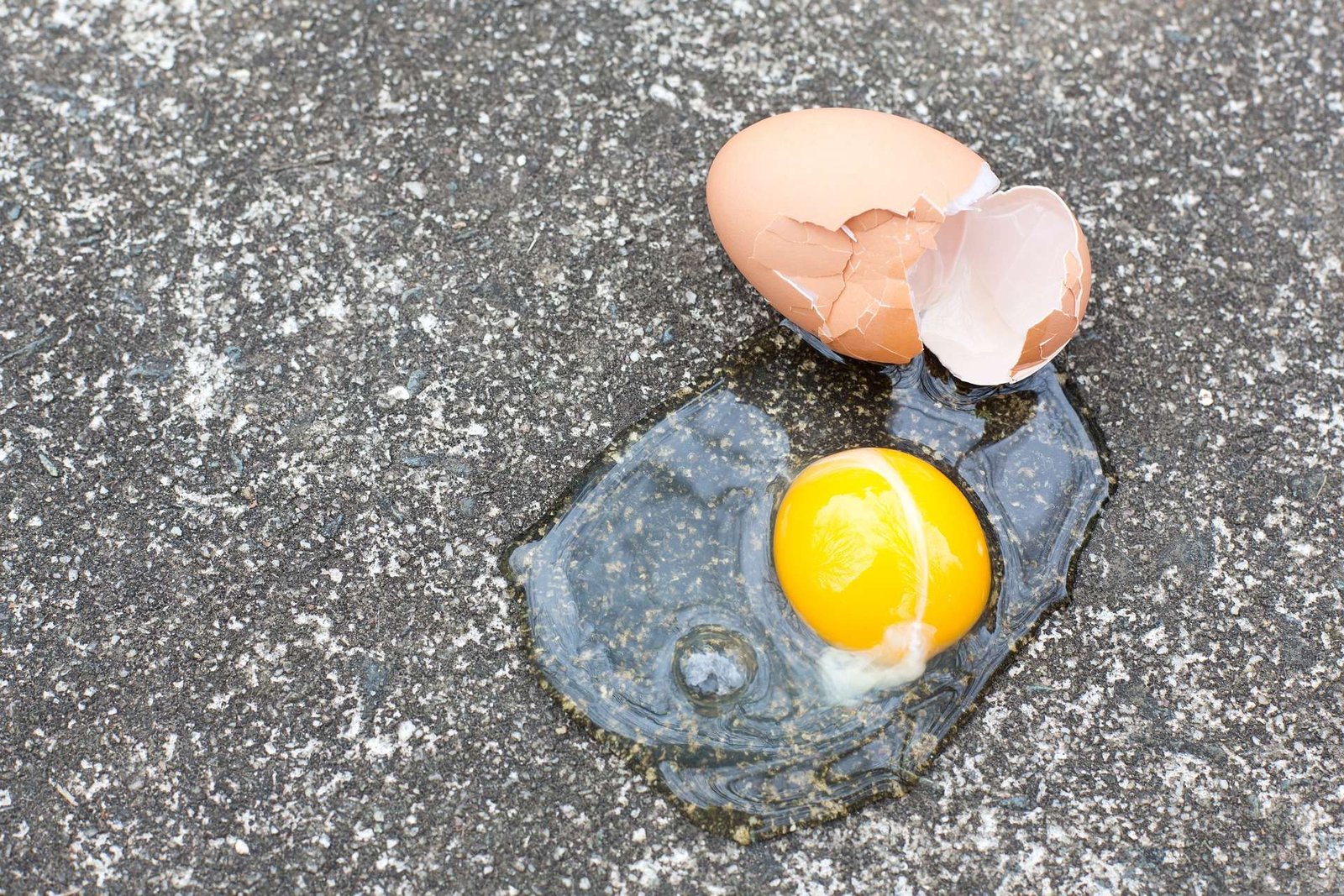 Почему падает яйцо