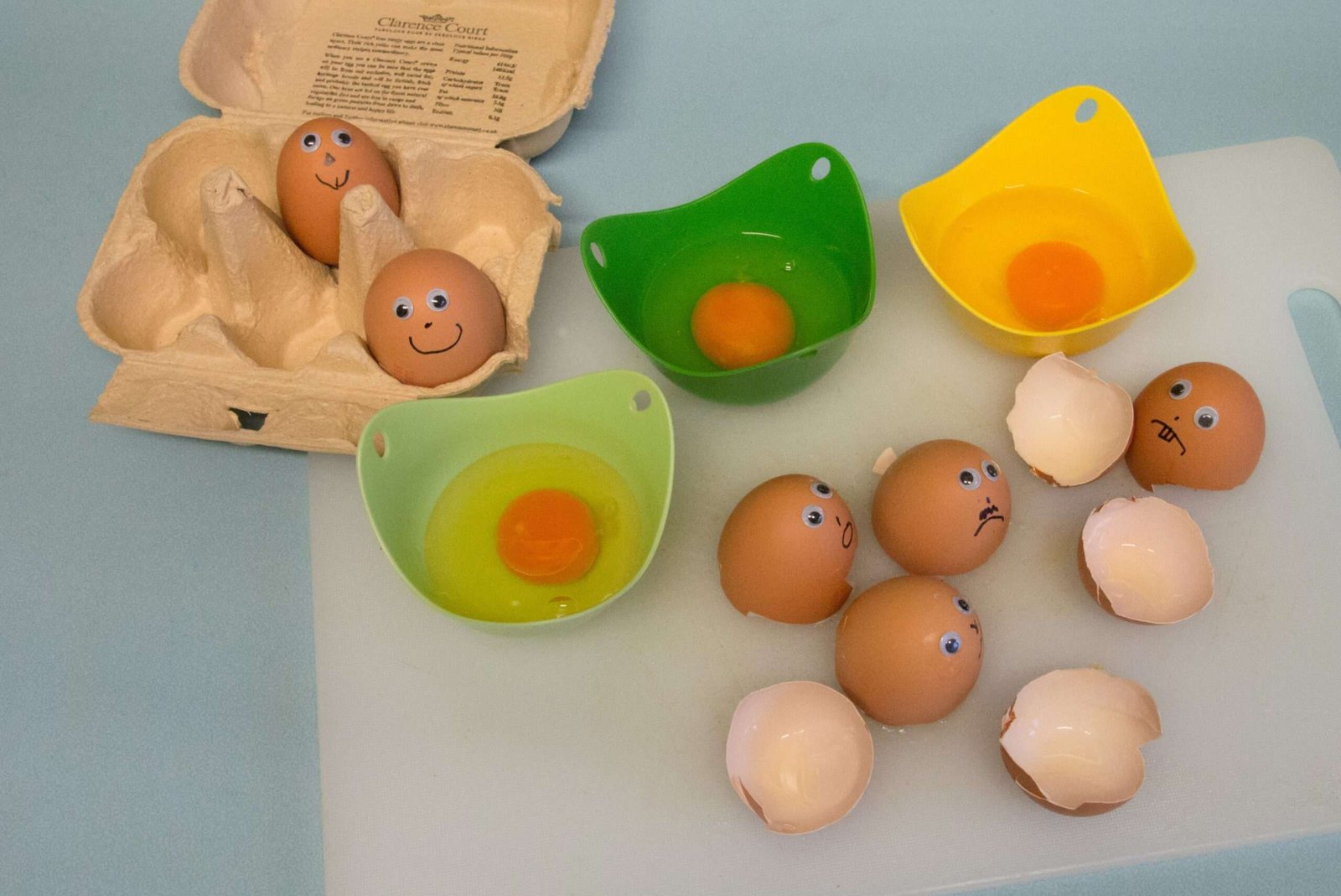 Vários ovos decorados com rostos e diversas expressões, alguns quebrados e outros inteiros