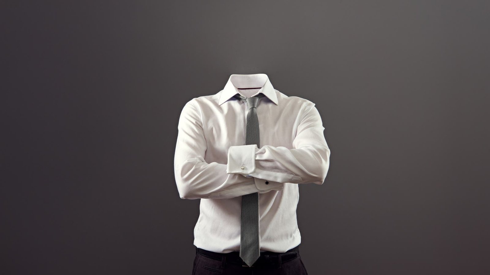 Homem invisível vestindo uma camisa branca e gravata cinza