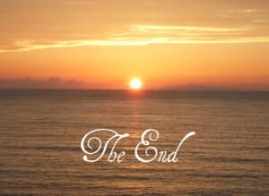 Um pôr-do-sol no mar com uma inscrição "the end" escrito