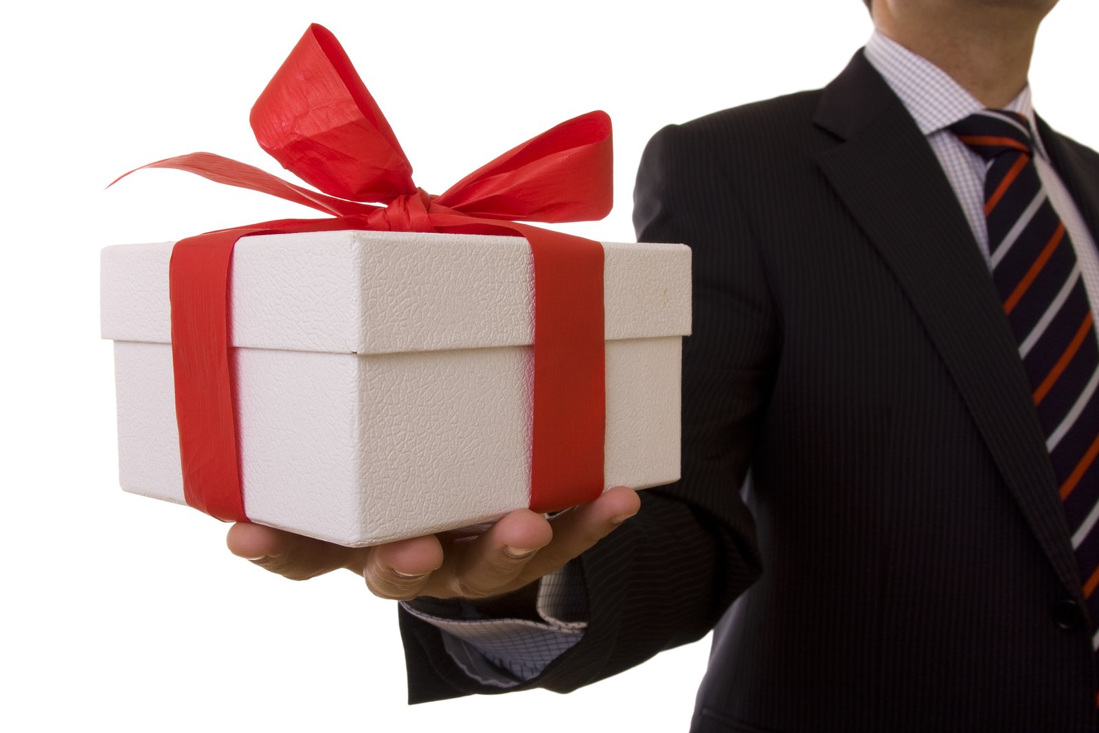 Um homem de terno e gravata oferecendo um presente