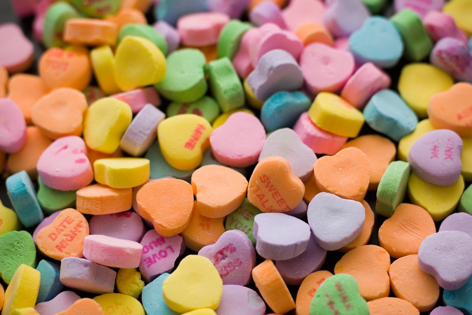 Vários doces coloridos em forma de coração