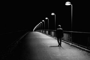 Homem indo embora ao longo de uma ponte