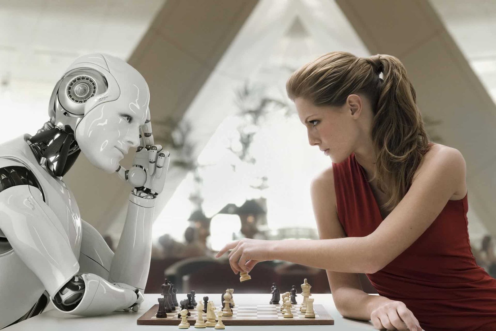 Uma máquina humanóide jogando xadrez com uma mulher