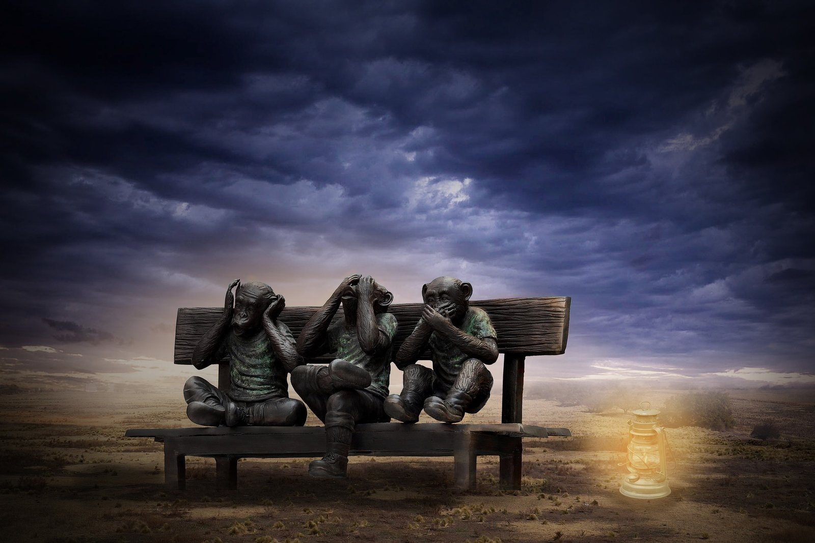 Três macacos de pedra sentados em um banco de madeira