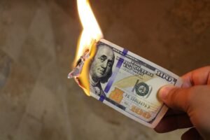 Uma nota de 100 dólares sendo queimada