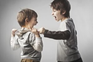 Duas crianças egoístas brigando e discutindo
