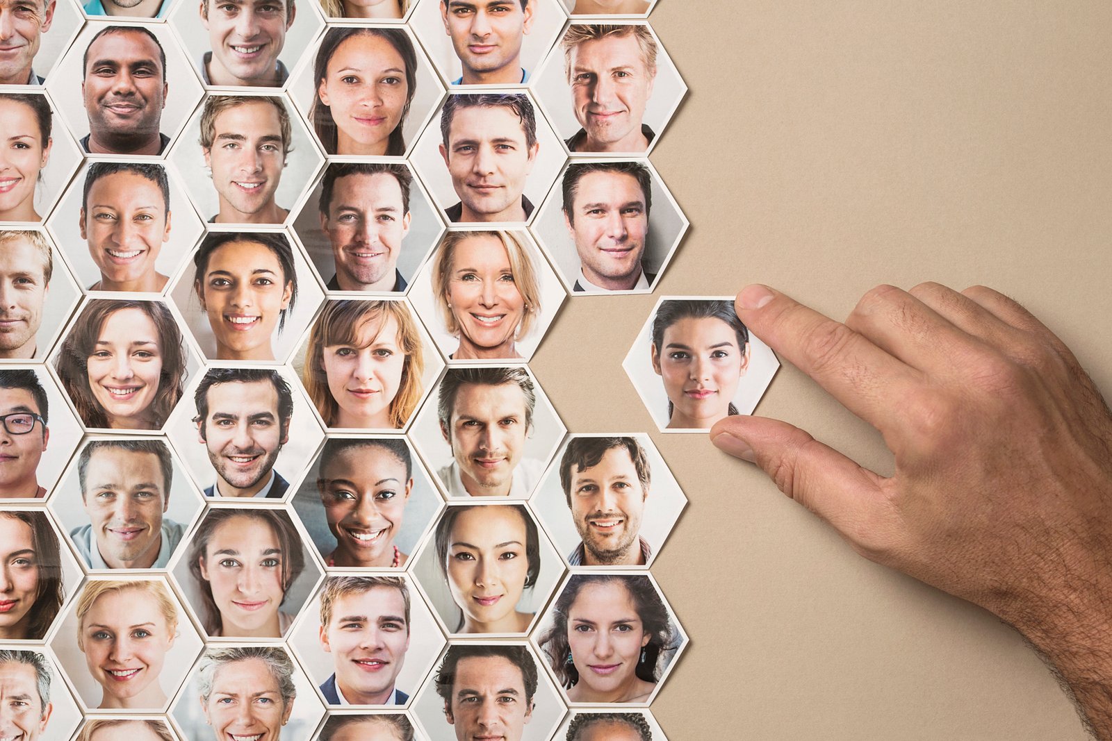 Um mosaico hexagonal com foto de várias pessoas e várias expressões faciais