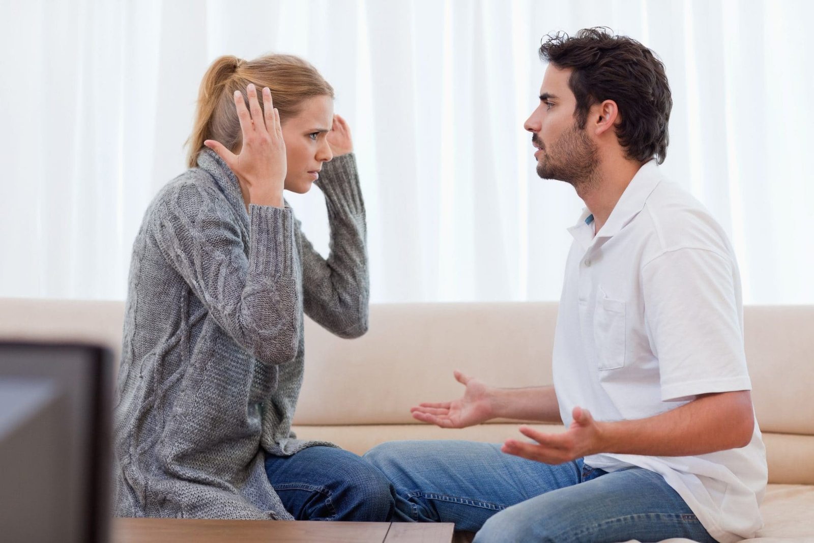 Uma mulher demonstrando insegurança emocional enquanto fala com seu marido