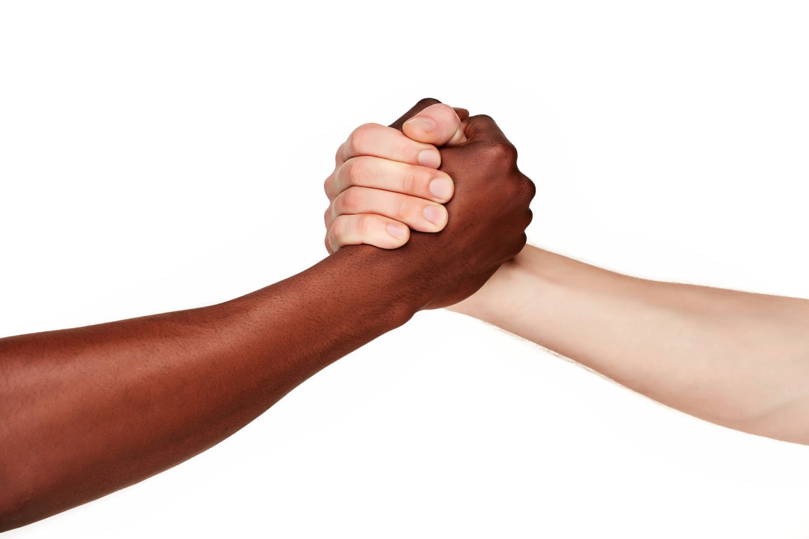 Um a pessoa negra e uma pessoa branca apertando as mãos