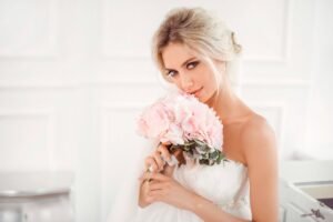 Uma noiva segurando um buquê de rosas