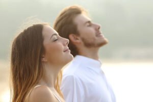 Um casal ao ar livre, olhando para o alto e com cara de apaixonados