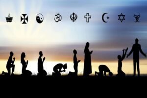 Várias pessoas de diversas religiões manifestando sua fé durante o pôr-do-sol