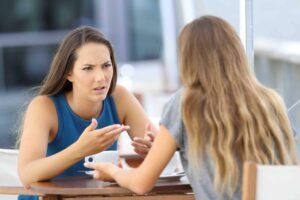 Uma mulher tentando convencer outra a buscar tratamento psicológico