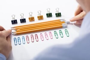 Uma pessoa perfeccionista tentando alinhar vários lápis.