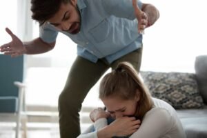 Um homem gritando com sua esposa em um relacionamento abusivo