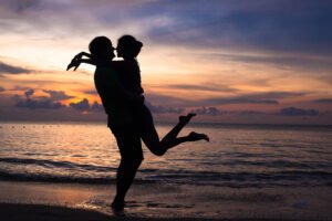 Uma mulher fazendo um ex namorado se apaixonar por ela durante um pôr-do-sol na praia
