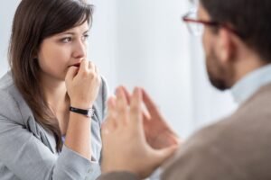 Um Psicólogo provocando desconforto durante uma sessão de terapia cognitivo comportamental