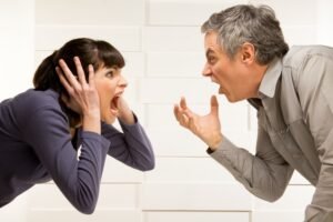 Um narcisista acusando uma mulher de narcisismo