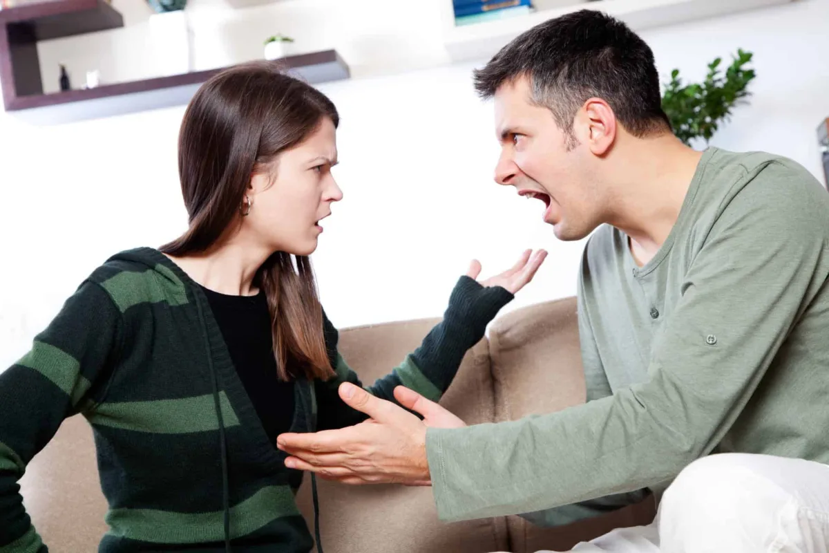Uma mulher demonstrando ciúme retroativo enquanto discute com seu namorado
