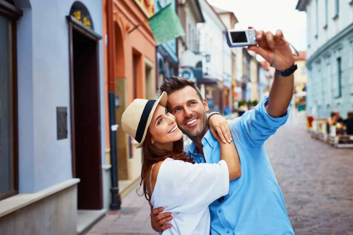 Dois narcisistas apaixonados tirando uma selfie